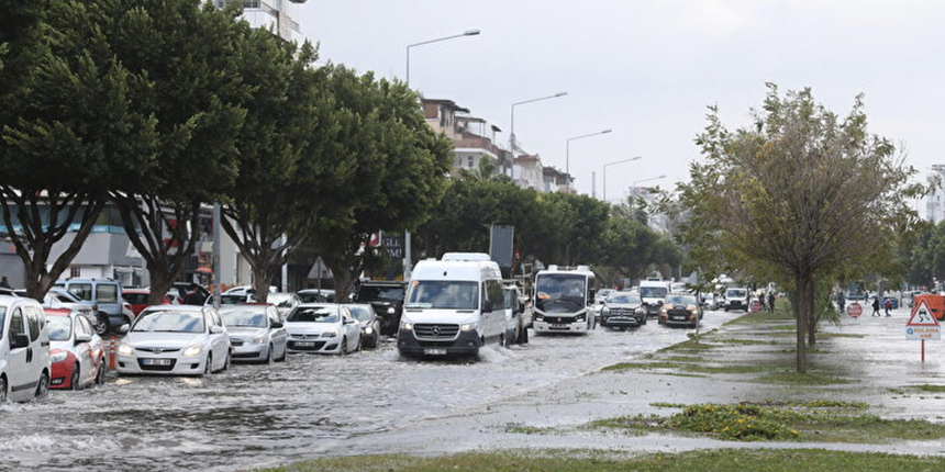 Sağanak yağış ve fırtına Antalya'yı vurdu: Evleri su bastı, yıldırım düştü, ağaçlar devrildi