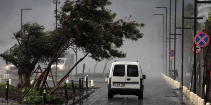 Antalya'da fırtına hayatı felç etti: Uzun araç kuyrukları oluştu, uçak seferleri durdu