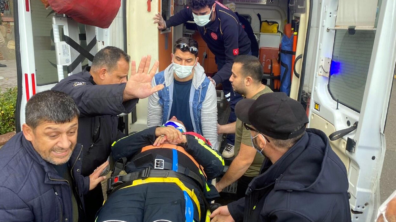 Otomobil trafik polisine çarpıp refüje çıktı