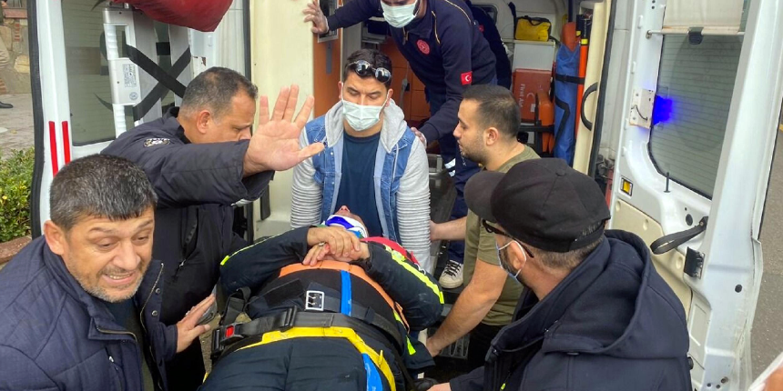 Otomobil trafik polisine çarpıp refüje çıktı
