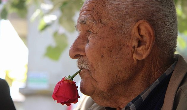 59 yıldır ağzındaki gülü çıkarmıyor... Sebebini öğrenince çok şaşıracaksınız!