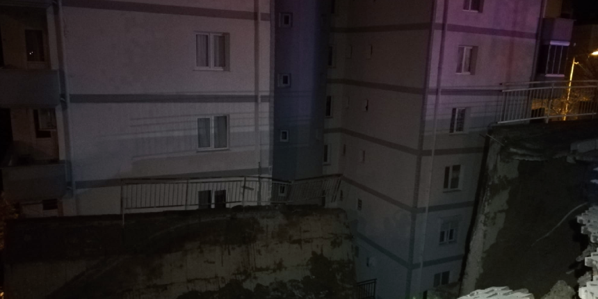 8 bloklu sitenin istinat duvarı yıkıldı! 88 daire tahliye edildi