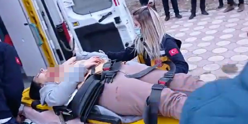 Eski koca dehşeti! Boşandığı eşini cadde ortasında defalarca bıçakladı