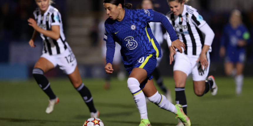 Chelsea'li futbolcu, sahaya giren taraftarı yere serince kart gördü!