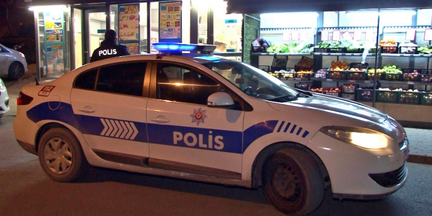 Avcılar'da bir marketteki kar maskeli soyguncular, rehineyi bıçakladı!