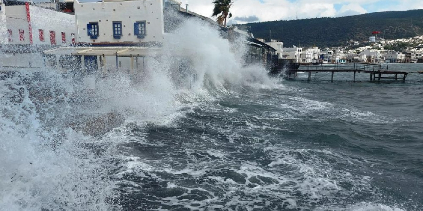 Bodrum, fırtınaya teslim oldu!  Dev dalgalar zor anlar yaşattı