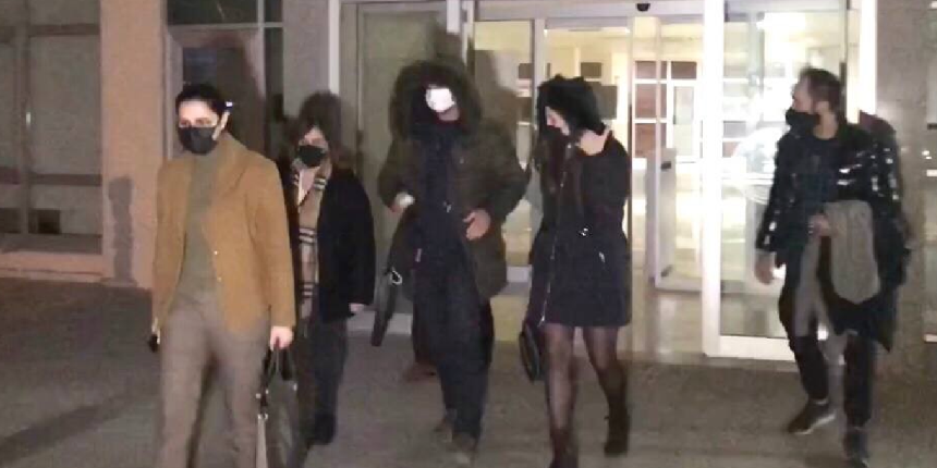 Askeri bölgede yakalanmışlardı! Yunan polis ile kız arkadaşının yurt dışı yasağı kaldırıldı