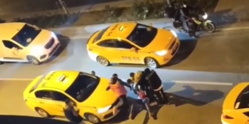 Taksici terörü saniye saniye kamerada! Yolcuyu böyle tekmelediler!