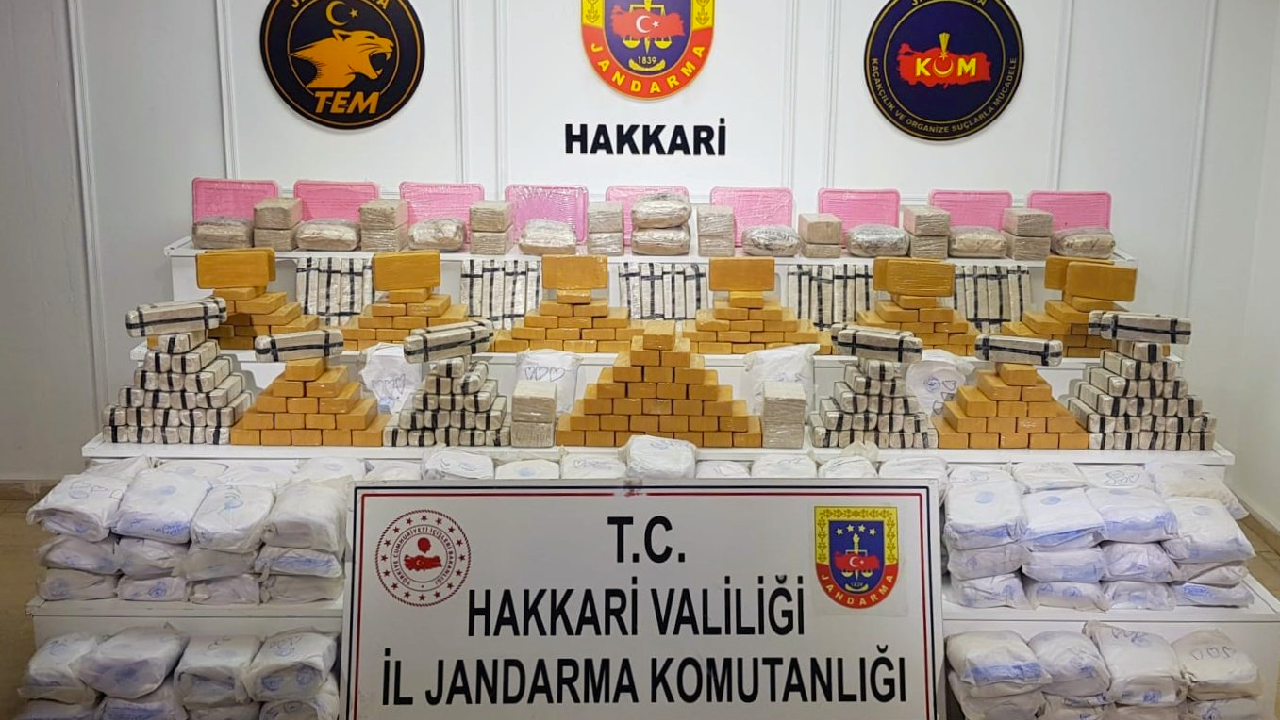 Bakan Soylu: Hakkari'de 270 kilogram eroin, 25 kilogram metamfetamin ele geçirildi