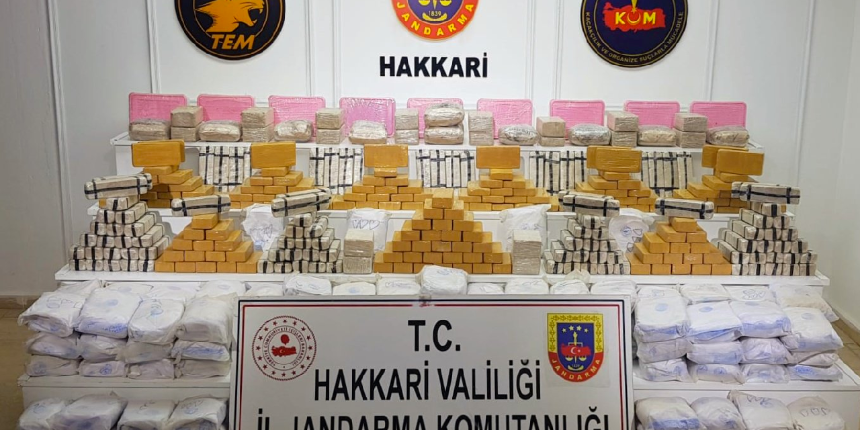 Bakan Soylu: Hakkari'de 270 kilogram eroin, 25 kilogram metamfetamin ele geçirildi
