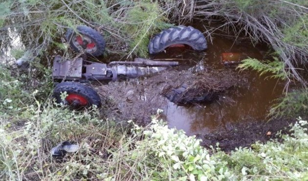 Muğla'da traktör sulama kanalına devrildi
