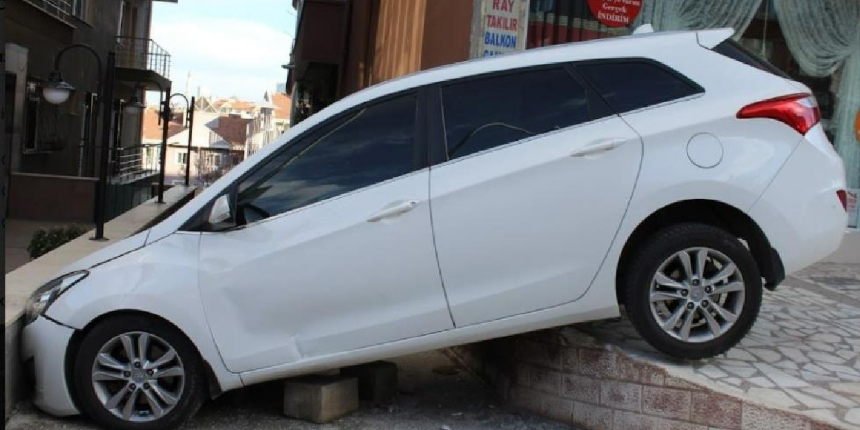 Direksiyon başında kalp krizi geçirdi! Kaza anı kamerada...