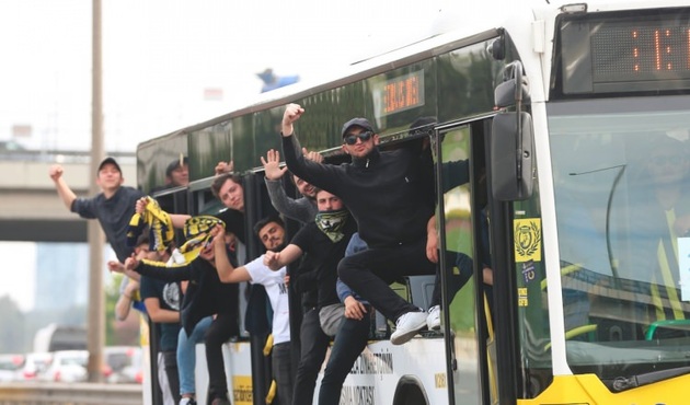 Fenerbahçeli taraftarlar yine kırıp döktü!