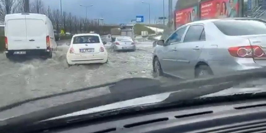 Sağanak yağış, İzmir'i göle çevirdi
