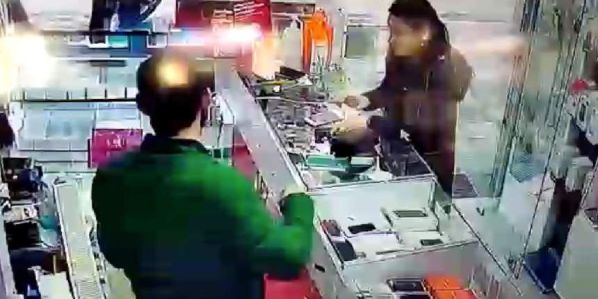 Telefon mağazasında hırsızlık kameraya takıldı
