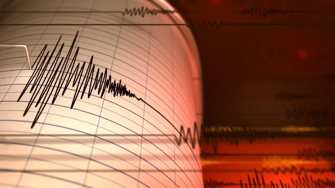 Ege Denizi'nde korkutan deprem! Büyüklüğü: 4,5!