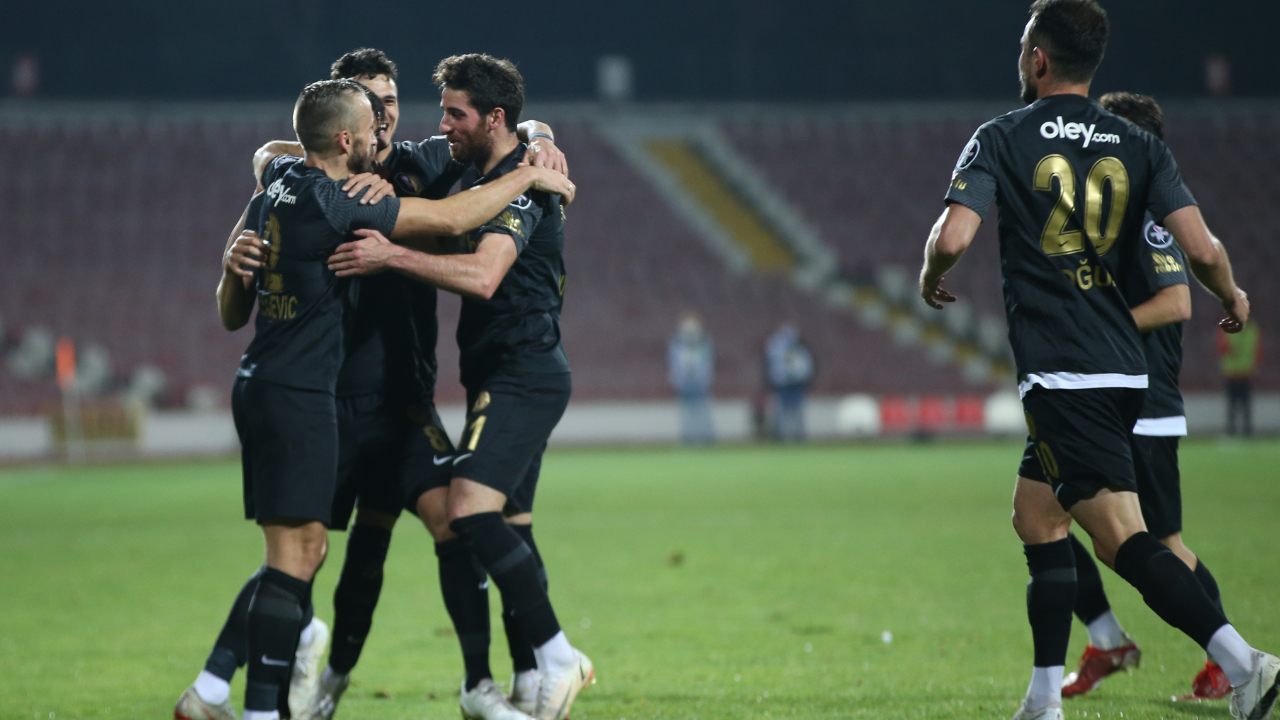 Üç maçlık yenilgi serisine Balıkesir deplasmanında son veren Ümraniyespor zirve ortağı