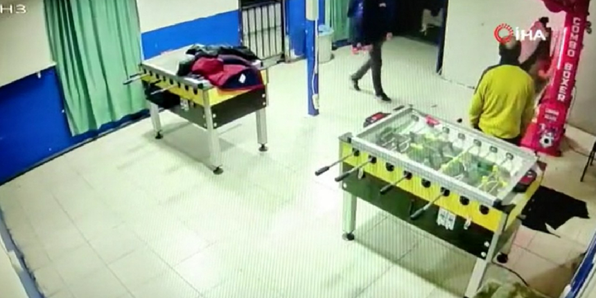 Oyun makinesine tekme attı, dengesini kaybedip duvarı parçaladı
