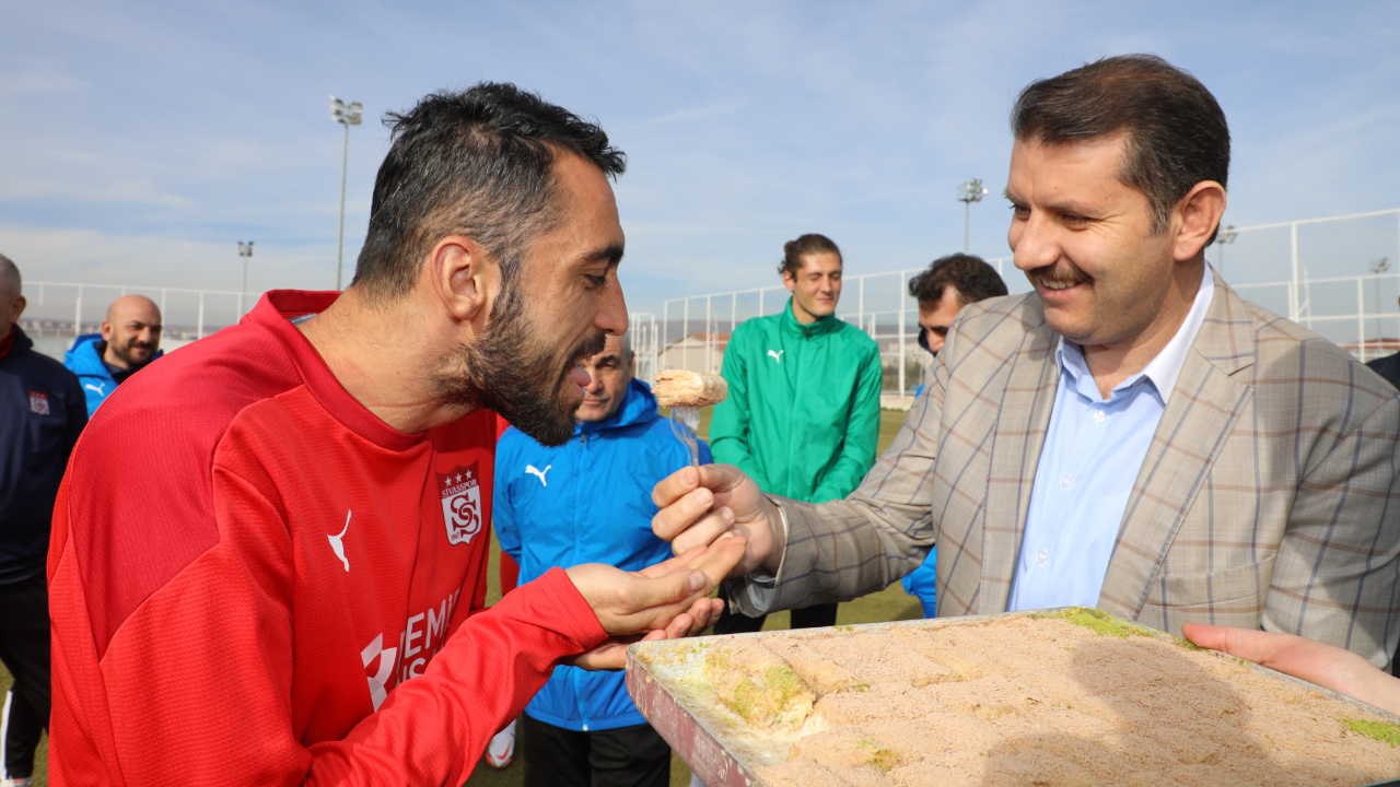 Sivas Valisi Salih Ayhan'dan Yiğidolar'a Galatasaray maçı öncesi baklavalı ziyaret