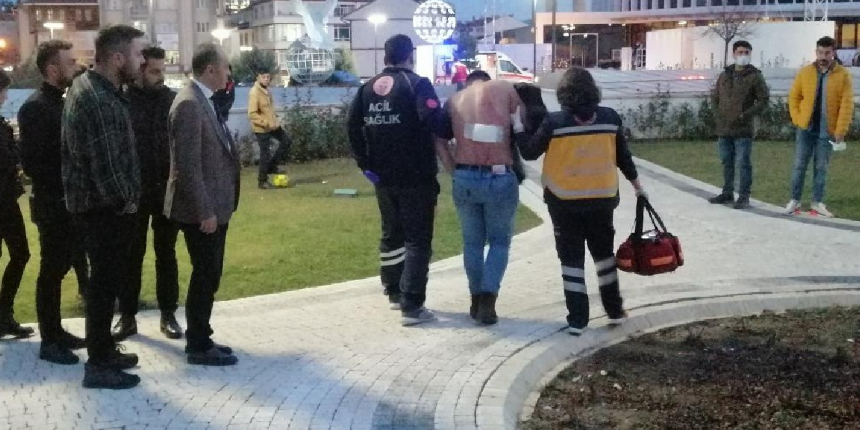 "Dövmenle hava atıyorsun” diyerek başlayan kavga kanlı bitti: 2 yaralı