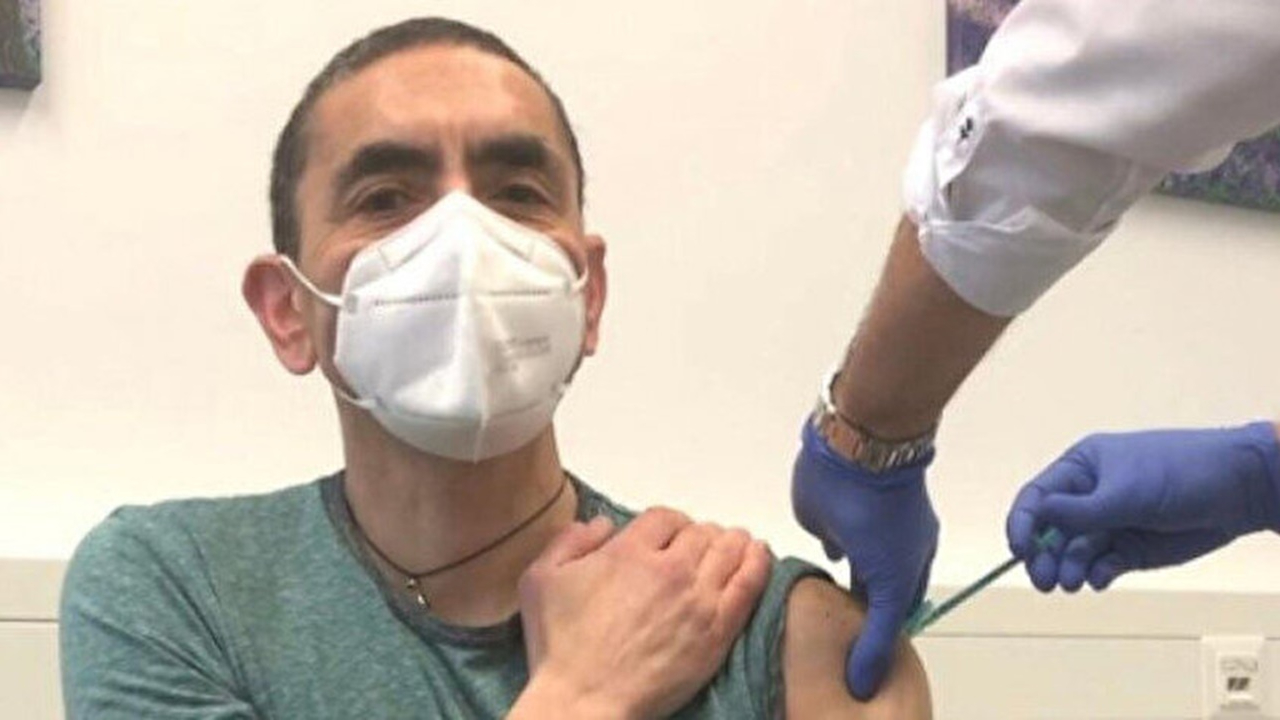 Uğur Şahin, 'Aşı yaptırmadı' diyenlere fotoğrafla yanıt verdi