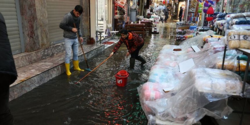İzmir’de esnafın yağmur suyu çilesi bitmiyor!