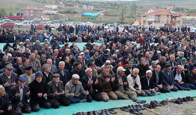 3 bin kişi bir araya geldi! Yere oturdu ve...