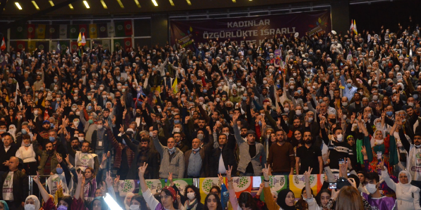 HDP İstanbul Kongresi'nde 'Biji Serok Apo' sloganları atıp, PKK marşı okudular