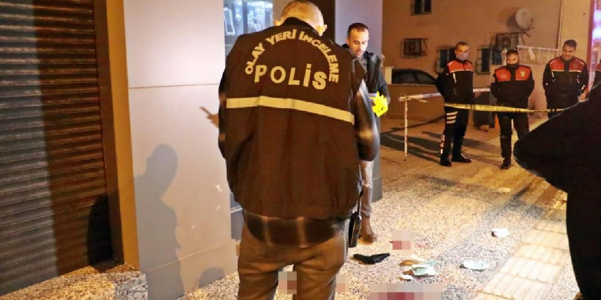 Uzman er, kadın polisi sokak ortasında karnından bıçakladı!