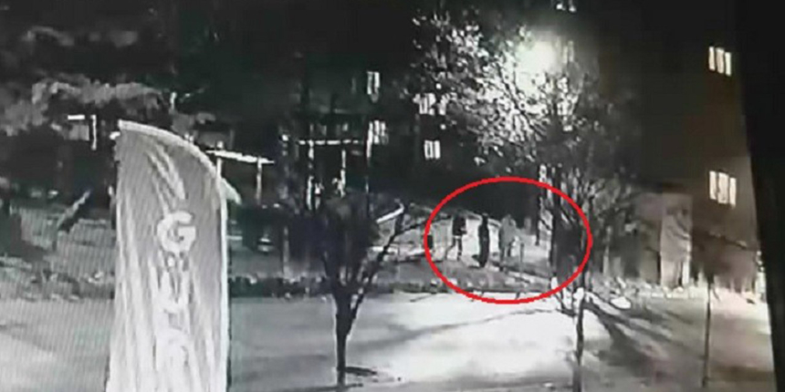 Şaka yaparken arkadaşını alev alev yaktı! 30 saniye ile kurtuldu