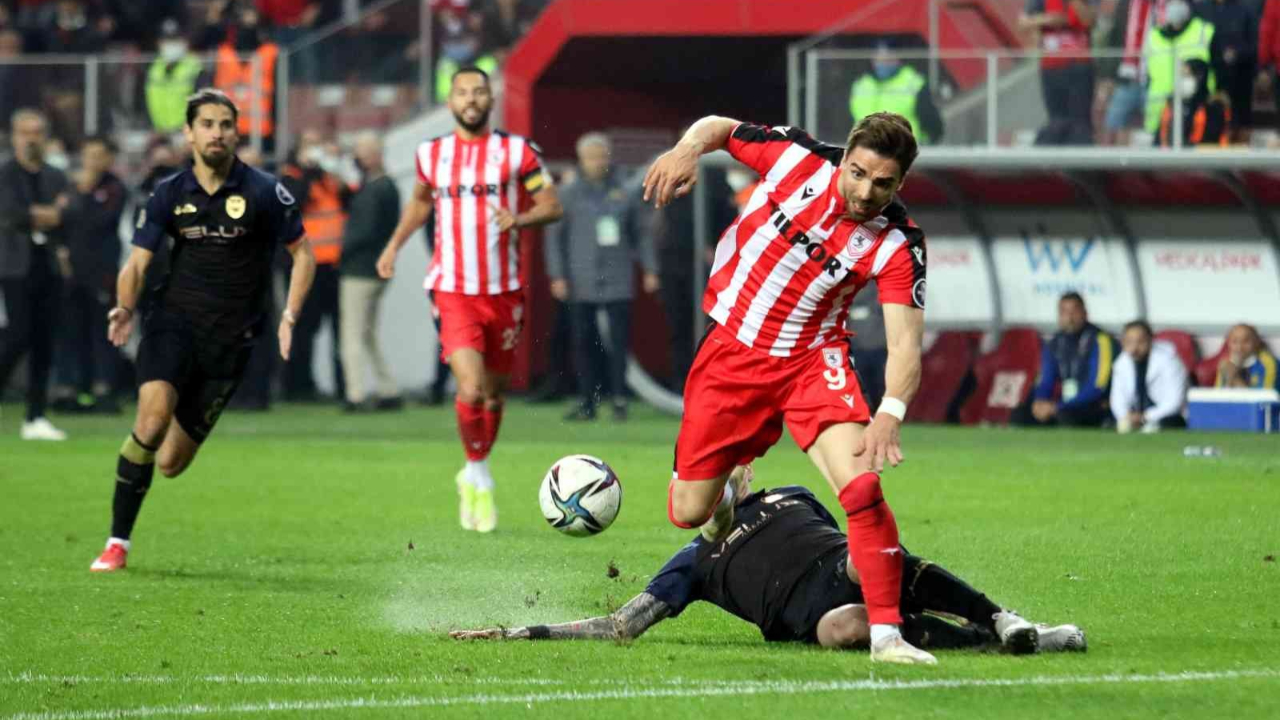 Samsunspor lider Ankaragücü'nü devirdi... Kırmızı-Beyazlılar'dan üst üste 3. galibiyet