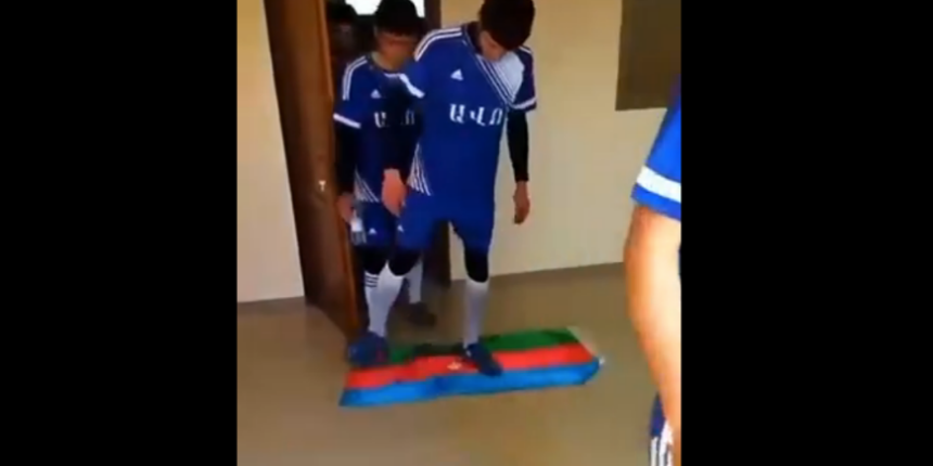 Ermeni futbolcular Azerbaycan bayrağını çiğnedi ve üzerine tükürdü!