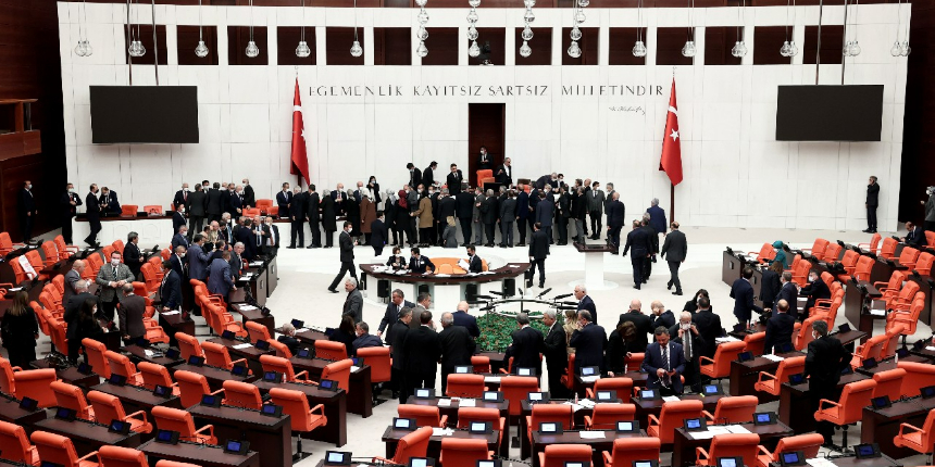 Milli Eğitim ile Ulaştırma Bakanlığının bütçeleri kabul edildi
