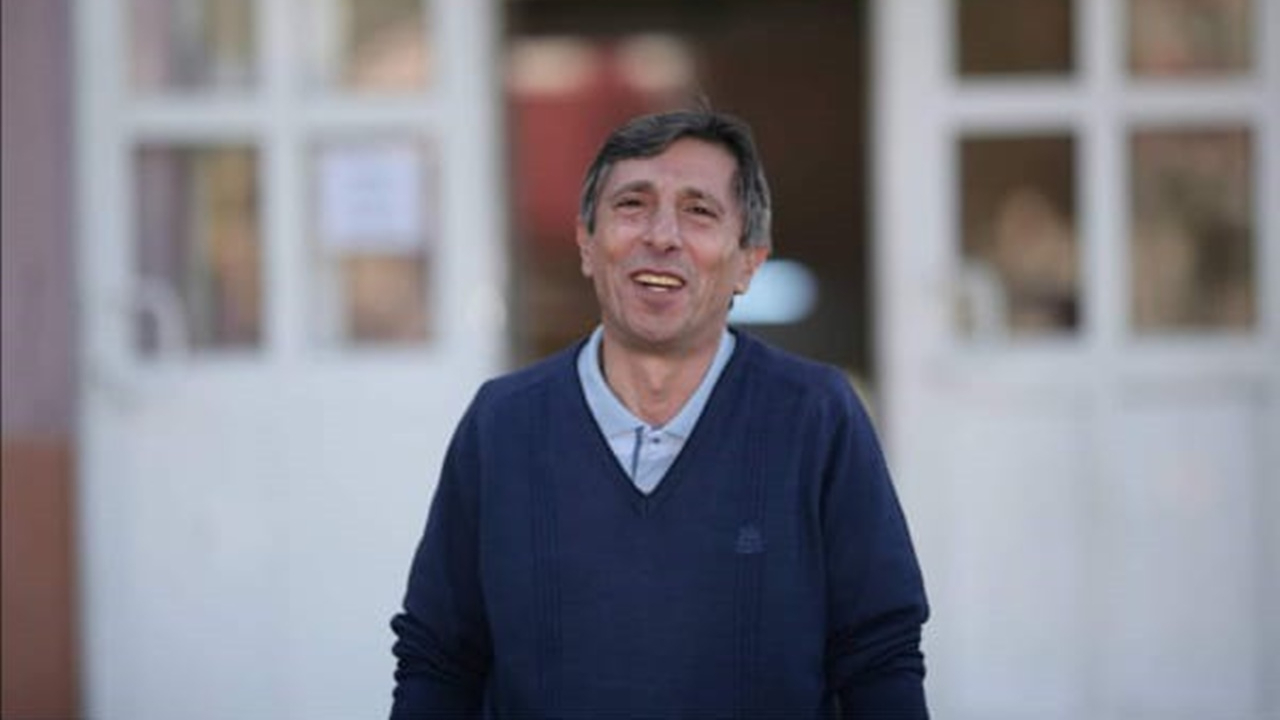 Kayıp okul müdürü okul merdivenlerinde ölü bulundu!