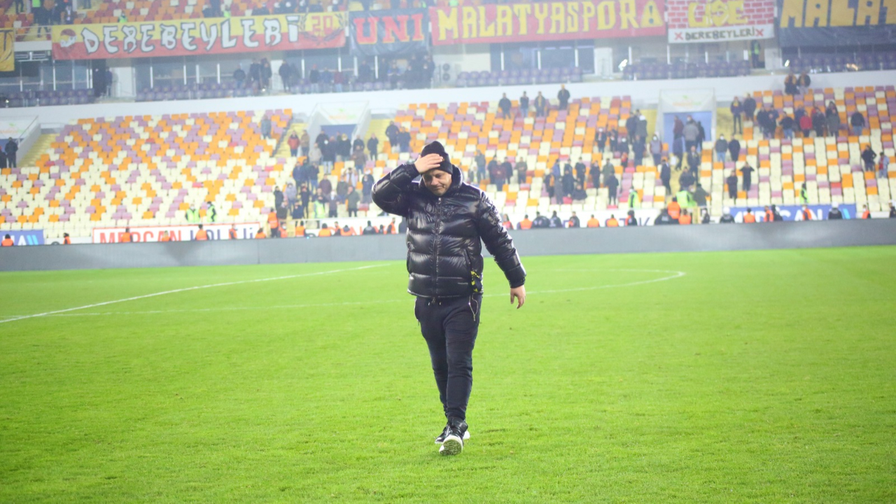 Yine Sumudica, yine olay! Yeni Malatyaspor tribünlerine el hareketi yapan Rumen teknik adam özür diledi