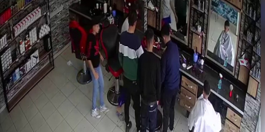 Berber koltuğunda kalp krizi geçirdi! Korku dolu anlar kamerada...
