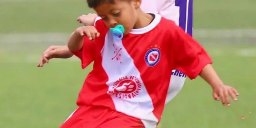 Emzikli futbolcu viral oldu: Maçtayken bile ağzından asla düşürmüyor!