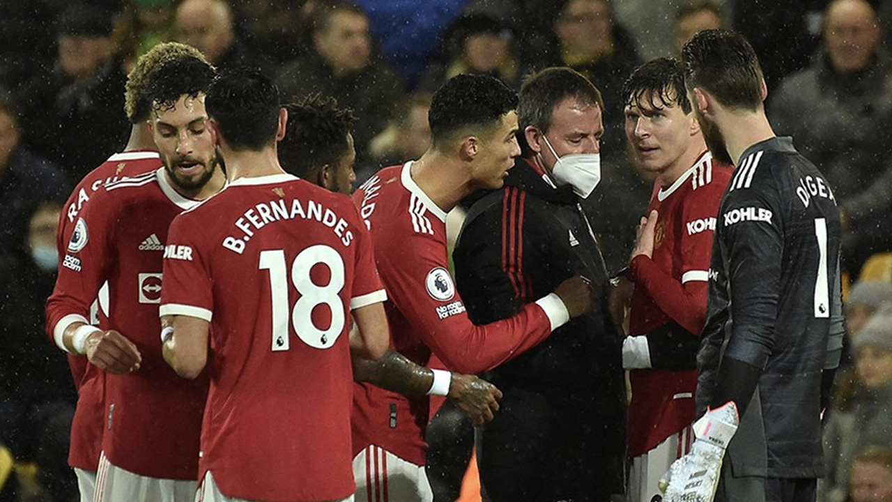 Premier Lig'de koronavirüs şoku: Bir haftada 42 vaka çıktı, Manchester United'ın maçı iptal!