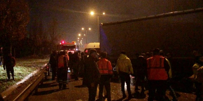Kartal'da tır ile servis minibüsü çarpıştı, trafik kilitlendi