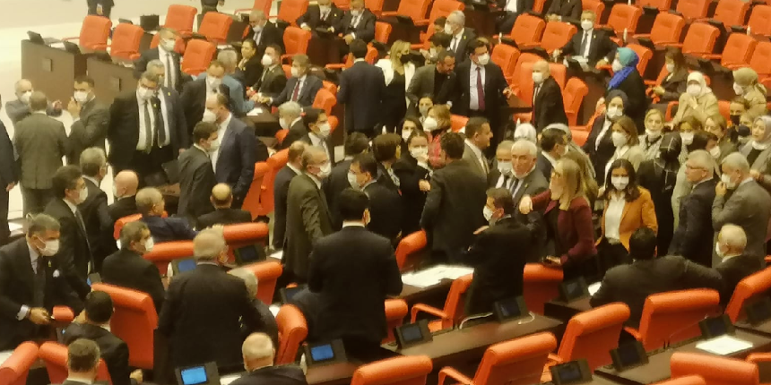 TBMM Genel Kurulu’nda gerginlik! 'FETÖ'cüsün sen, sus'