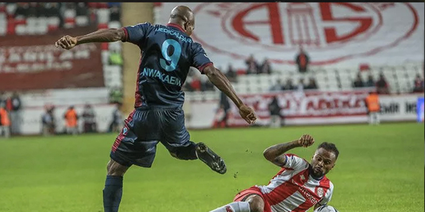 Trabzonspor'da sakatlık şoku: Nwakaeme ilk yarıyı kapattı