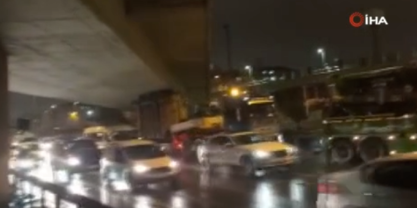 TEM'de tır üstgeçite sıkıştı! Trafik felç oldu