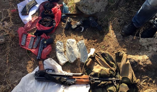 Diyarbakır'da toprağa gömülü silah ve mühimmat bulundu