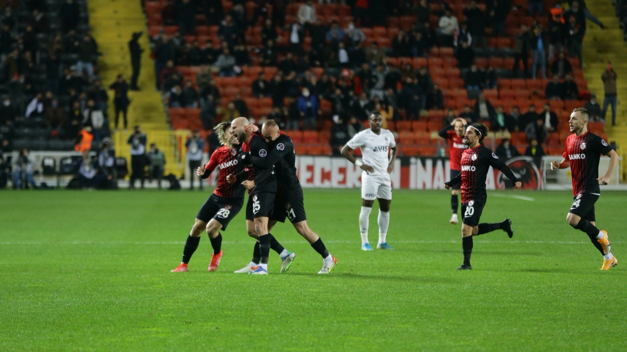 Fenerbahçe, Gaziantep FK deplasmanında mağlup... João Figueiredo hayatının maçını oynadı