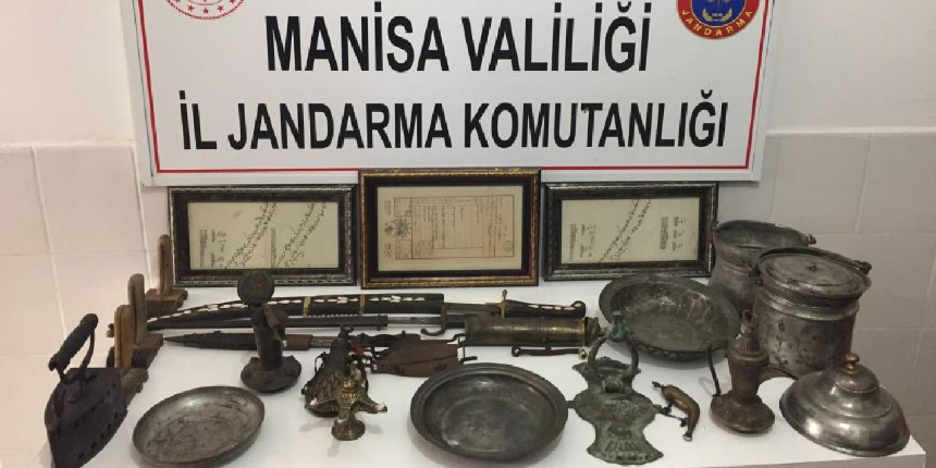 Evi adeta müzeye çevirdiler, jandarmadan kaçamadılar!
