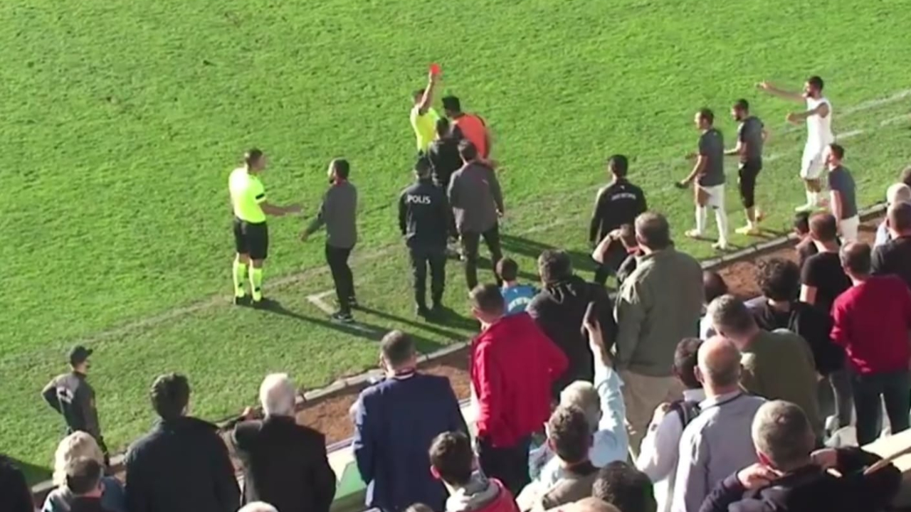 Hakeme kafa atan futbolcu... "Burnumun dibine gelip kırmızı kart çıkarttı, tamamen refleksti"