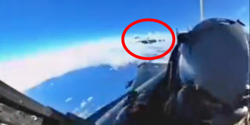 Fransız pilot arkasındaki Rus uçağını görünce neye uğradığını şaşırdı!