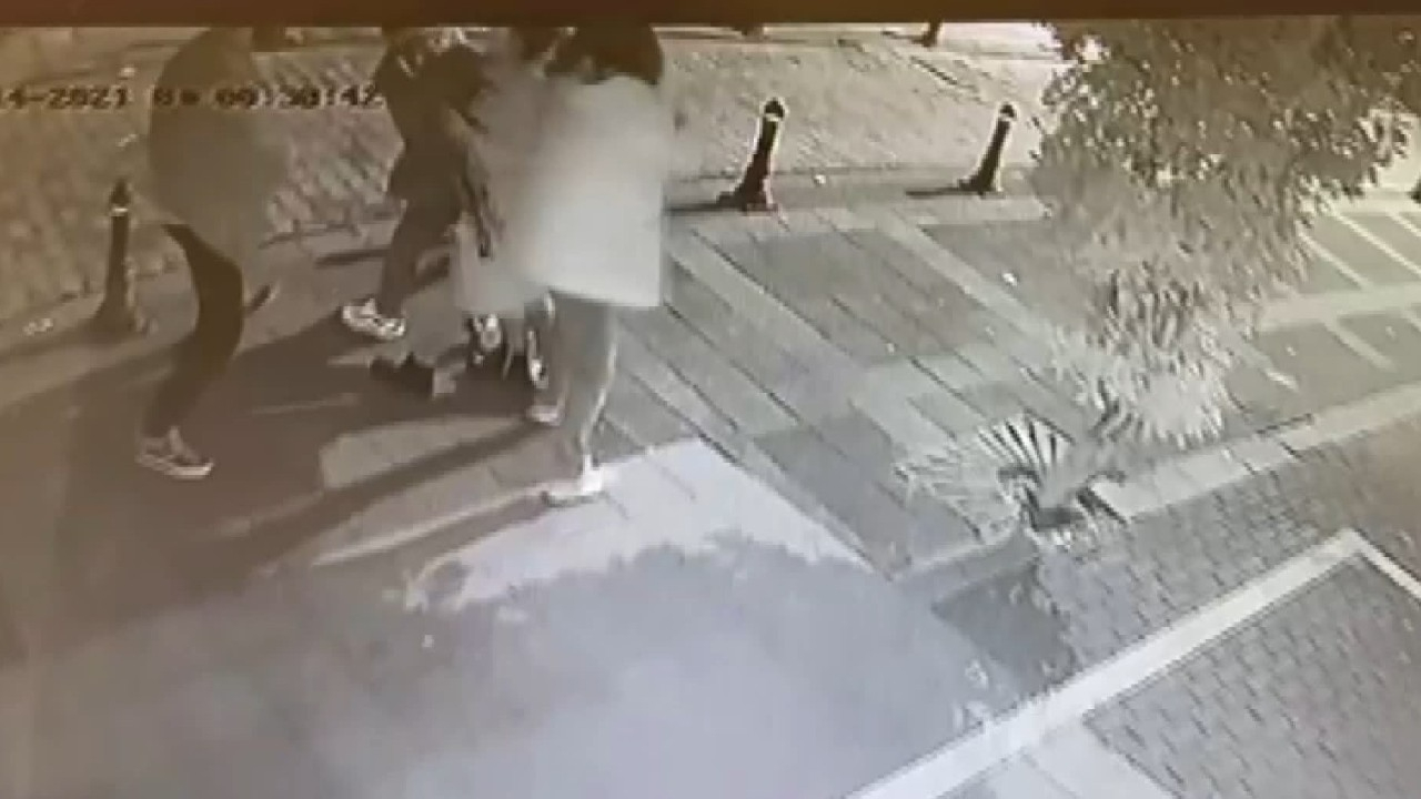 Moda'da sokağa idrar yapma kavgası: 2 şüpheli adli kontrolle serbest