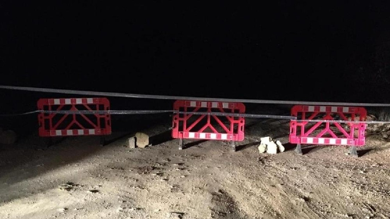 Karaburun’da facianın eşiğinden dönüldü: Çöken yol trafiğe kapatıldı
