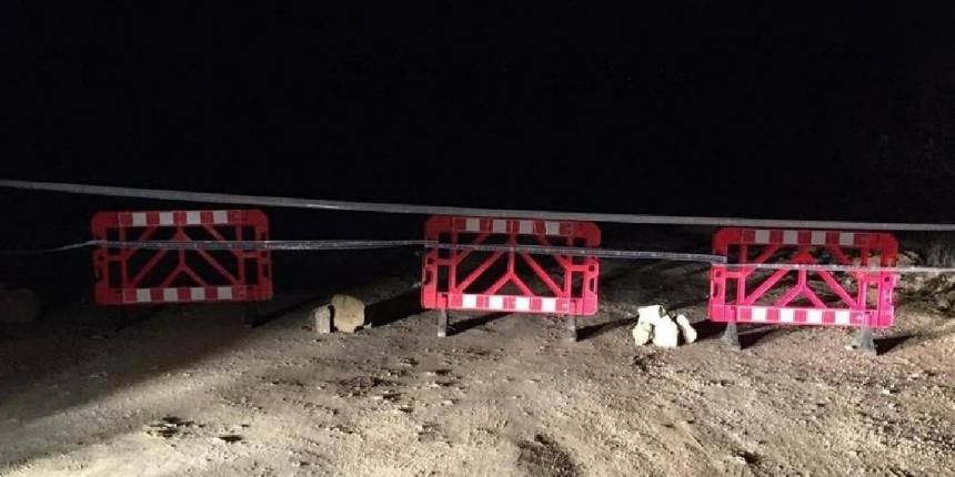 Karaburun’da facianın eşiğinden dönüldü: Çöken yol trafiğe kapatıldı